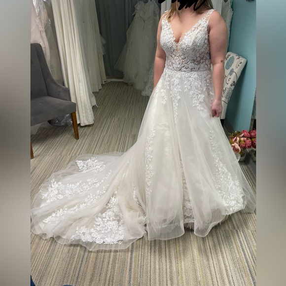 louvienne Dresses & Skirts - Louvienne “Elena” Bridal Gown, Size: 12
Original Price :$2250